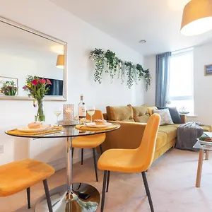  Apartment Amber Oasis - Your Gateway To Southampton's Vibrant Heart, Port, Shopping